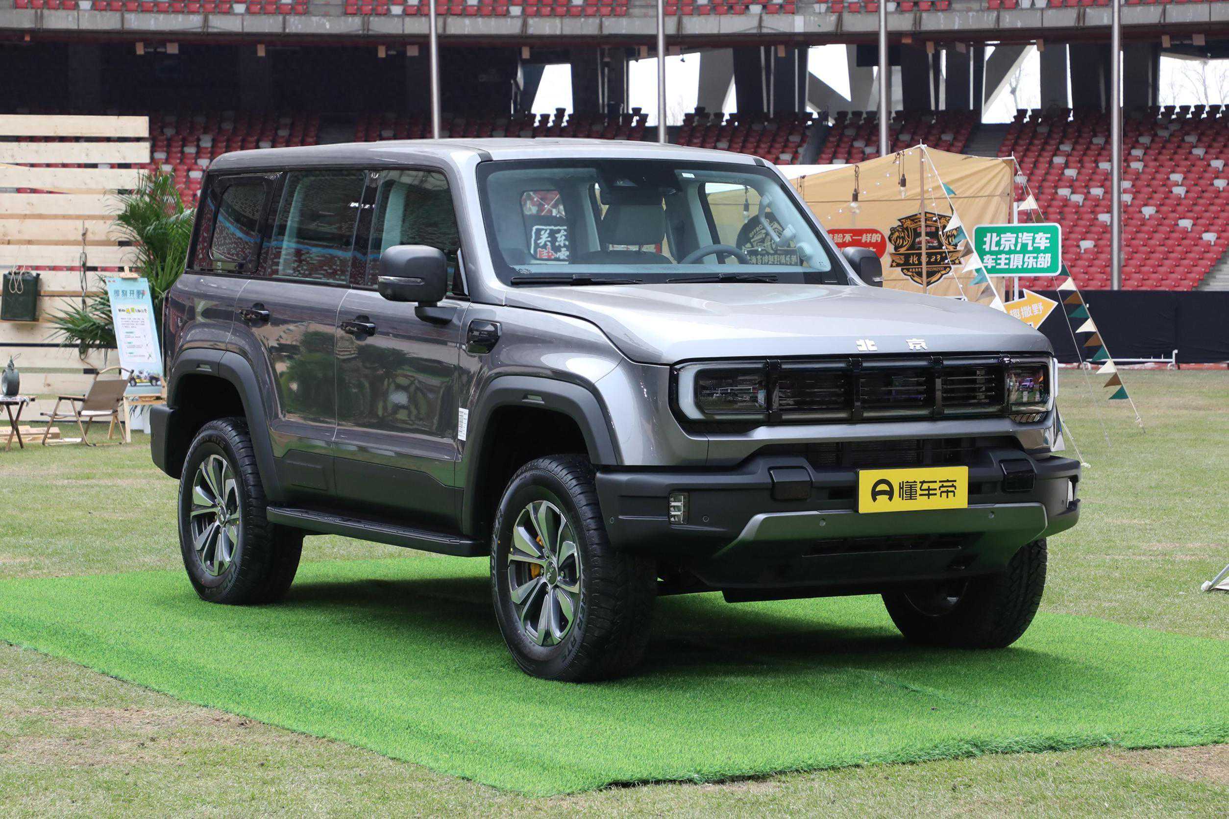 新北京BJ40刀锋英雄版上市，配2.0T动力+分时四驱，售价18.98万元