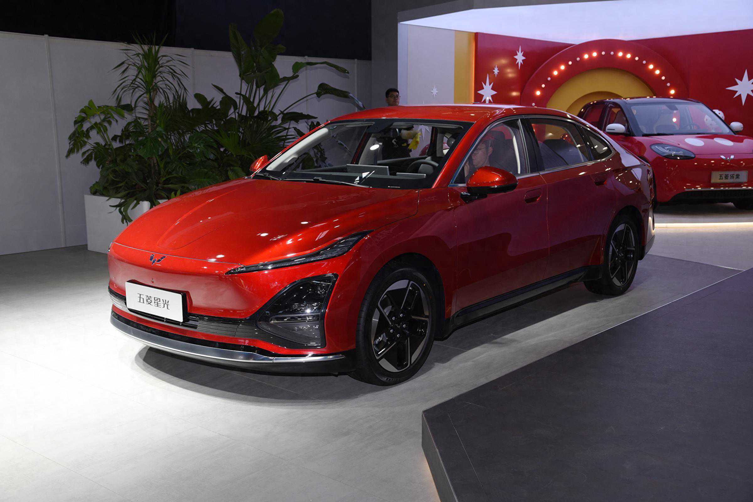 五菱星光EV在北京车展上市，纯电续航410/510公里，售9.98万元起