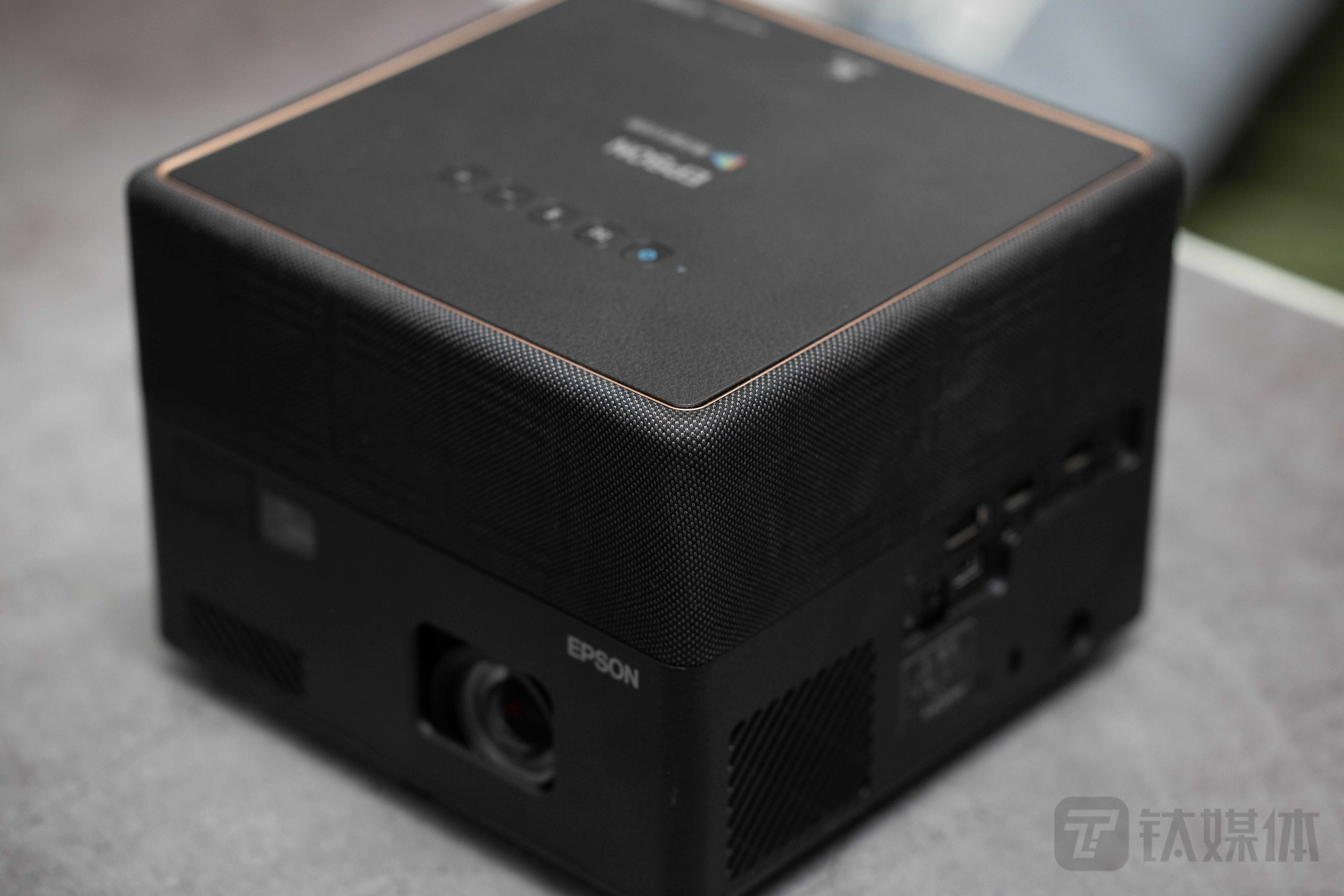 爱普生投影机EF-12：精准色彩表现，做你的家庭娱乐中心