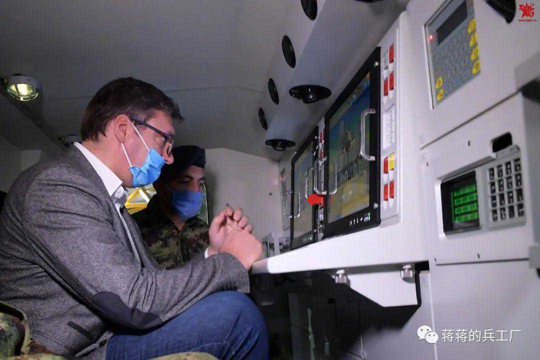 防空盾牌秒变滚地葫芦，塞尔维亚铠甲-S2防空导弹车侧翻堵路