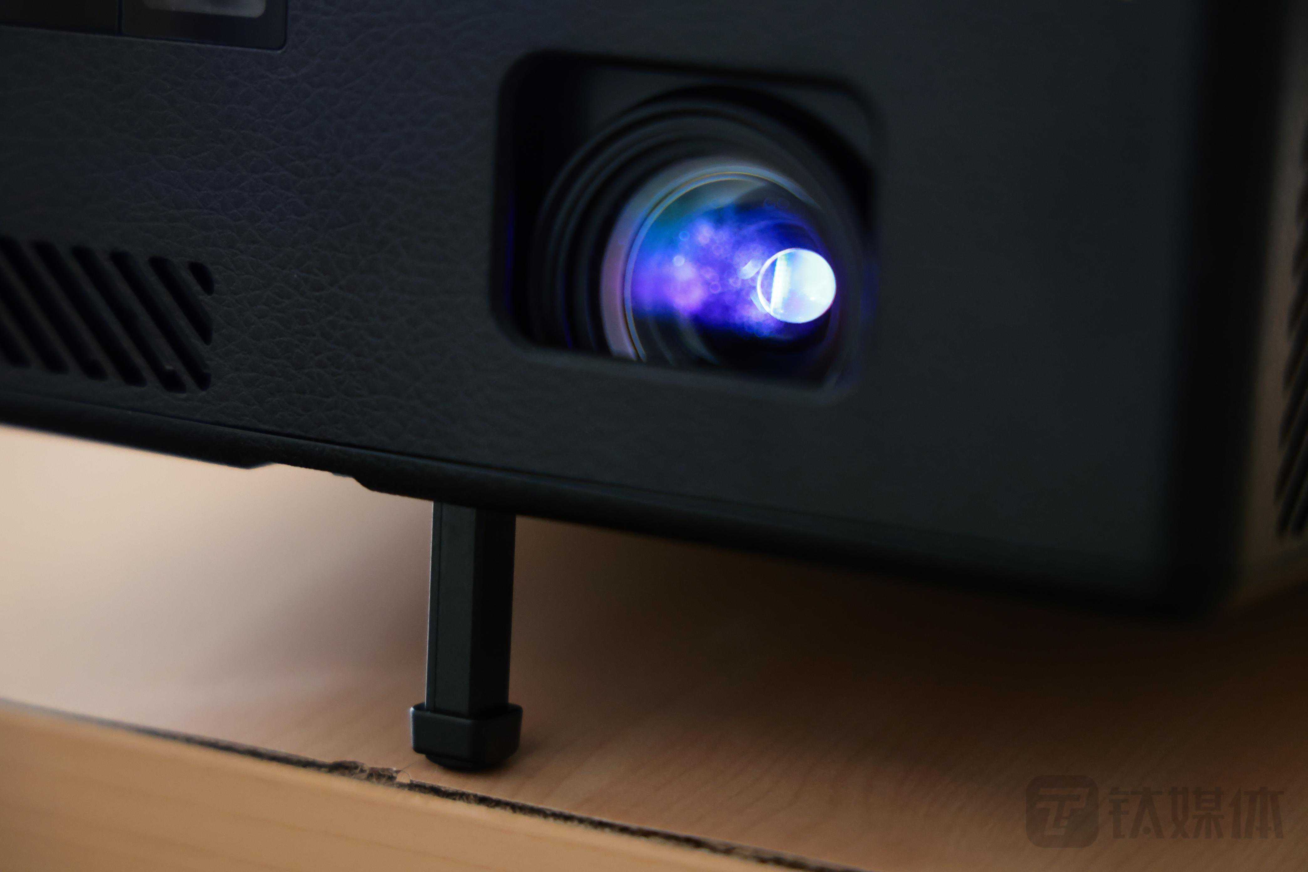 爱普生投影机EF-12：精准色彩表现，做你的家庭娱乐中心