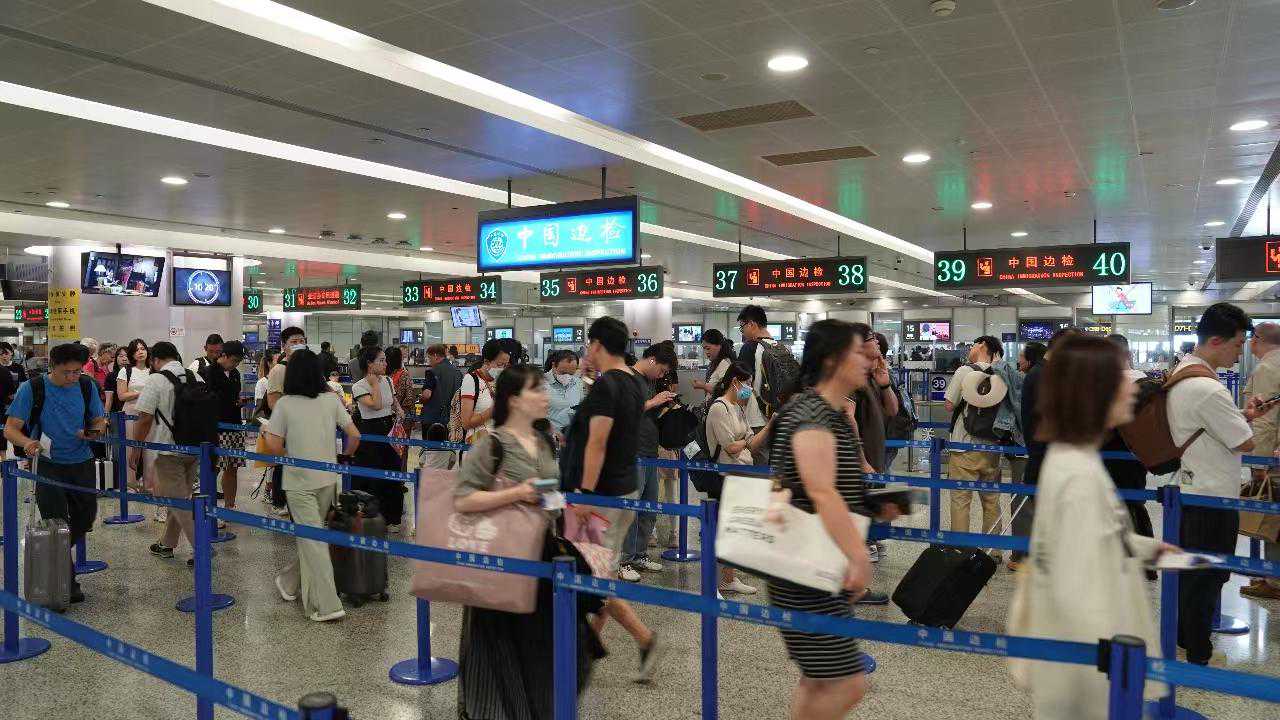 假期前三天，上海机场边检站查验出入境人员18.6万人次