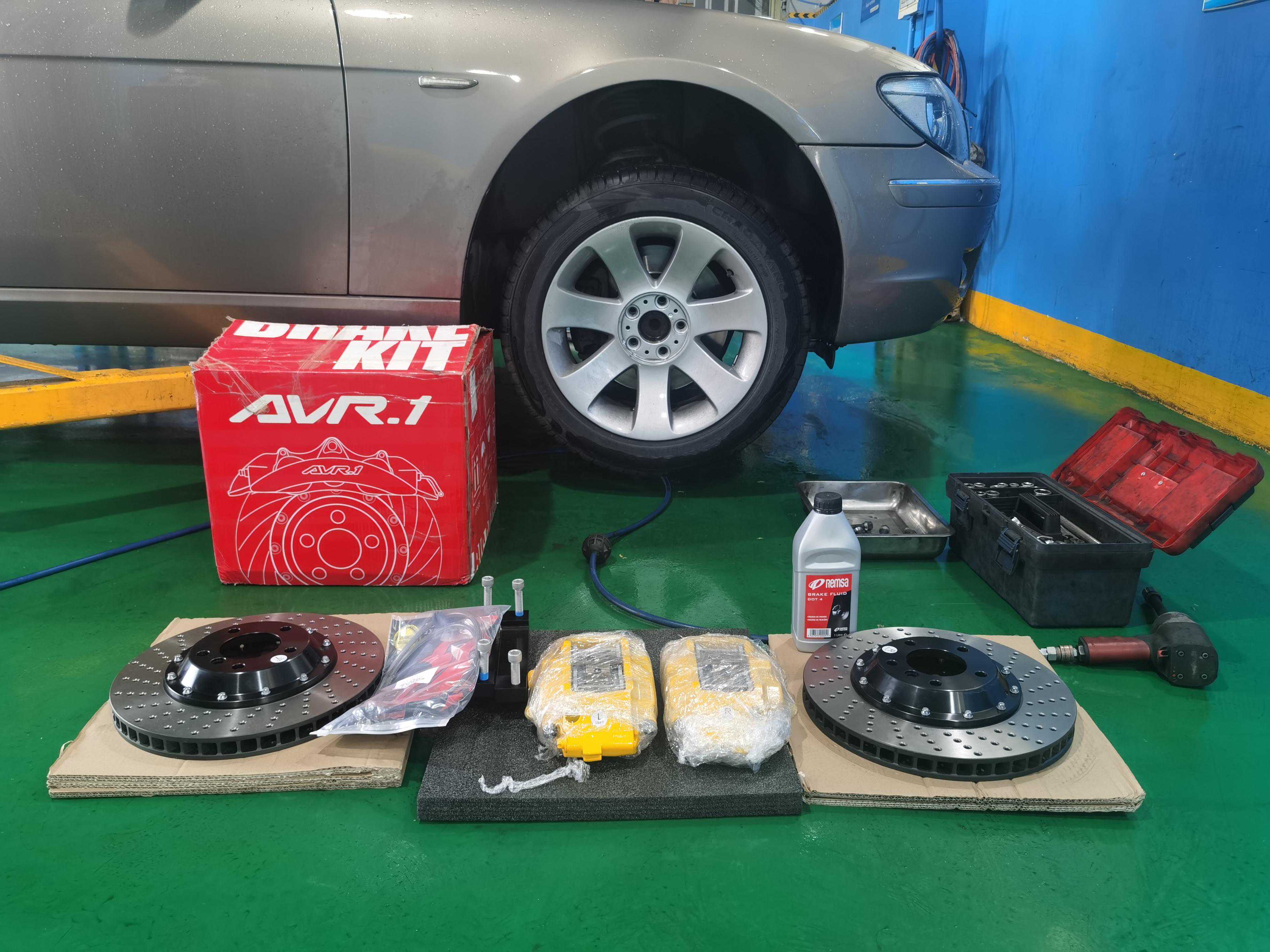 宝马7系升级大四活塞刹车卡钳作业