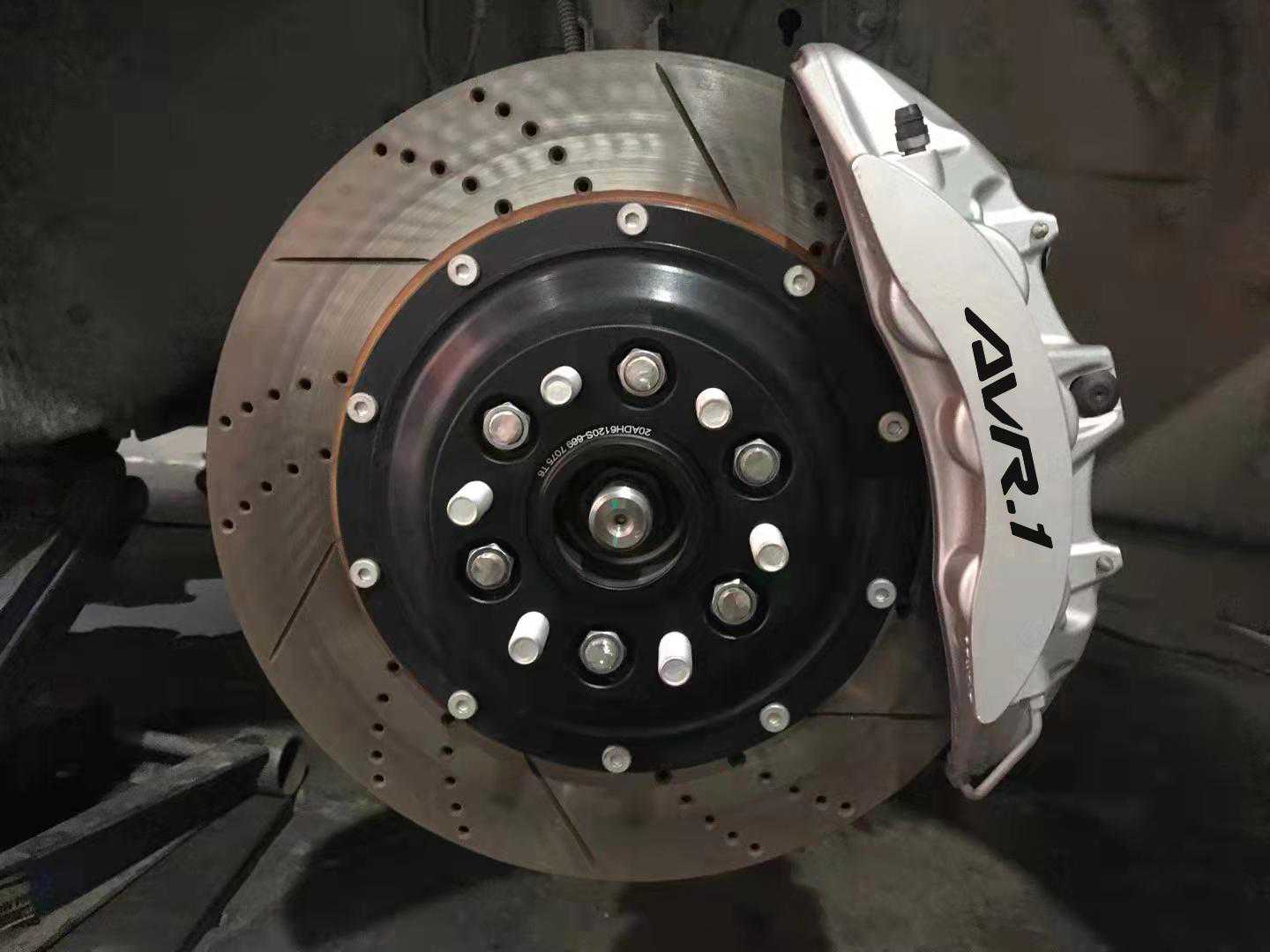 凯迪拉克XT6升级前六后四刹车系统