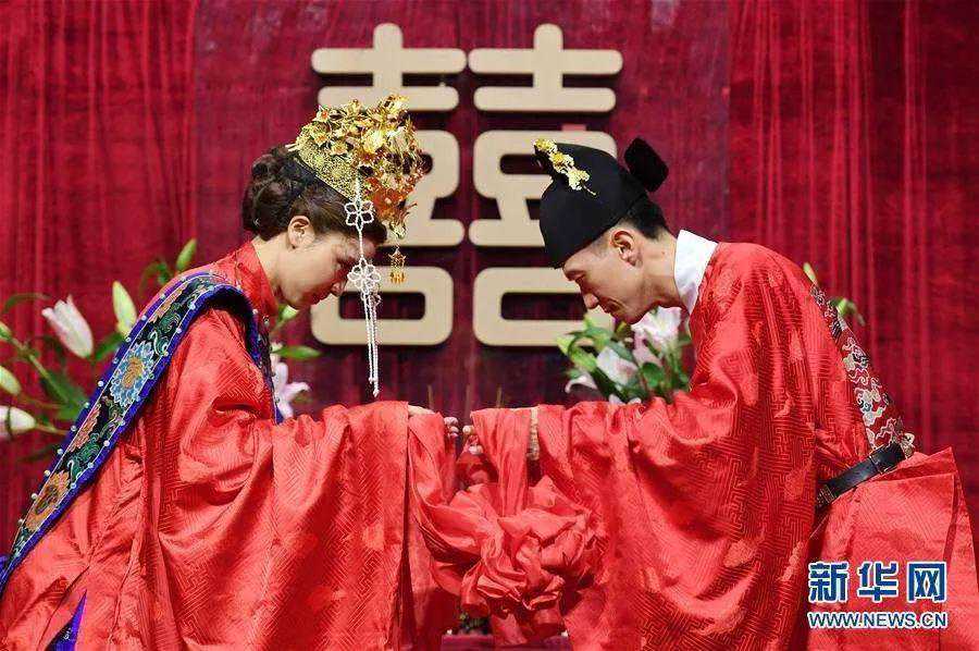 结婚率创新低！单身狗还不快出来挨打？