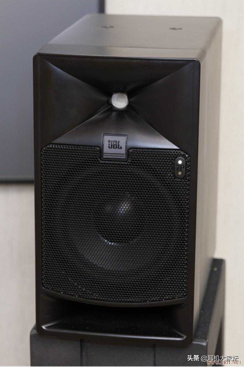JBL 705P：素质过人，用途全面的5寸中近场监听音箱