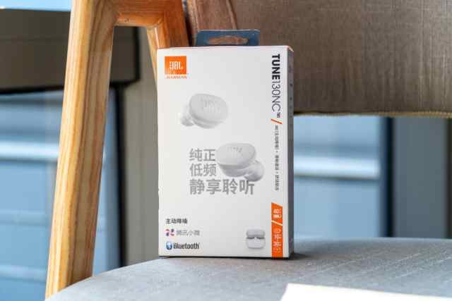 它这么好看，还这么好听！JBL真无线耳机评测：这个功能用心了