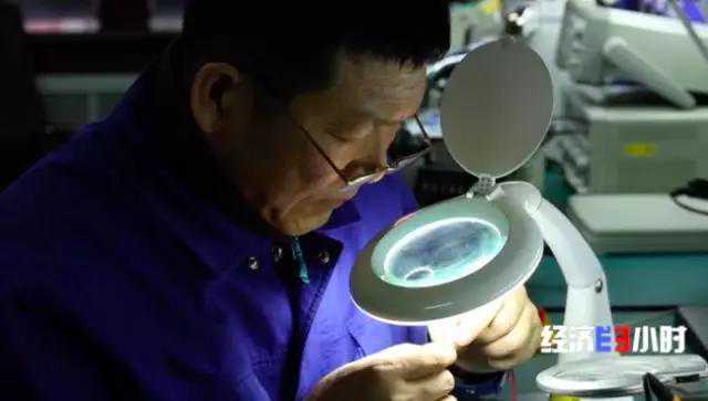 用砂轮机打磨生鸡蛋，蛋壳没了，蛋膜完好！95后世界冠军的绝活，看呆了→