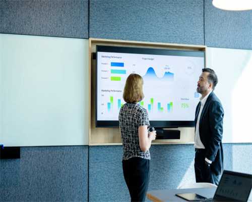 巴国人稳稳地坐在他的座位上，他只能无奈的倚靠在我的座椅后