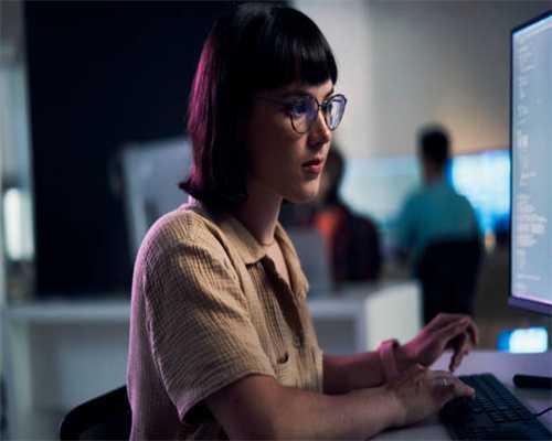 泰国大妈整容变成“美女”，交往了比自己小22岁的男友