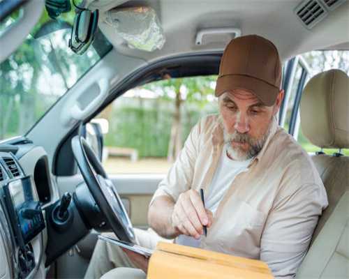 毁三观！一男子竟坐在机场椅子上小便，全程无视周围乘客的目光