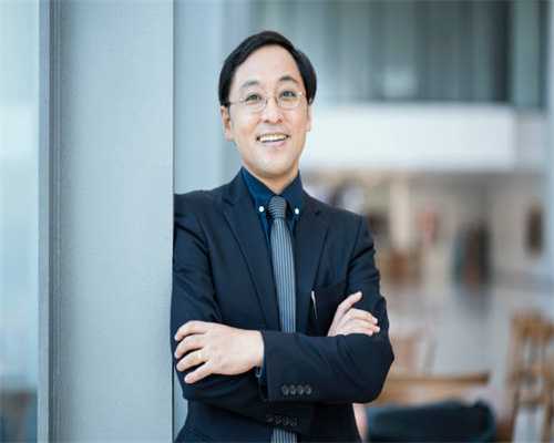 吉娜生图腰像被压扁了，网友：这个曲线绝了，上面像充了气