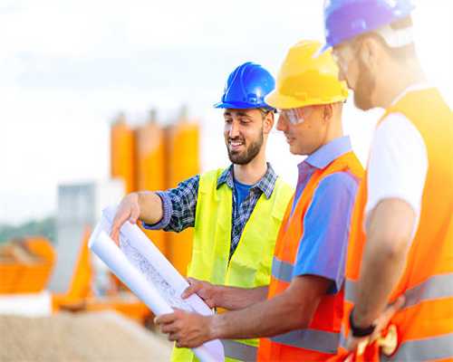 第1次去男友家，我遇到邻居，她递给我一张纸条：快走，保命重要