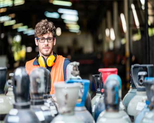 金栀迎风向阳开